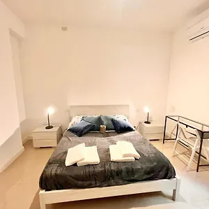  Alloggio in famiglia Double With Private Bathroom In Shared